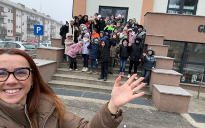 U Gradskoj knjižnici Viktora Žmegača učenici OŠ Josipa Kozarca i OŠ Eugena Kumičića obilježili Svjetski dan zagrljaja